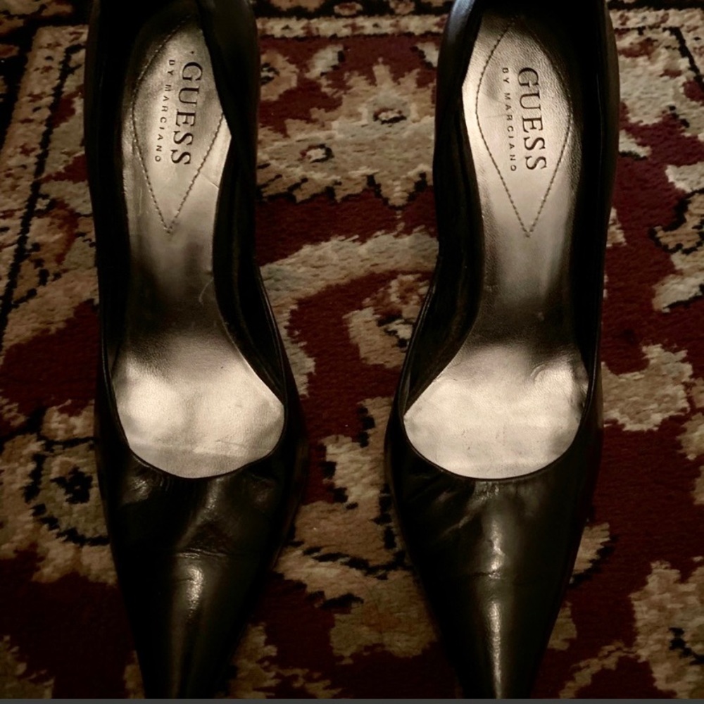 GUESS pointy toe leather black pump. Size 6.5